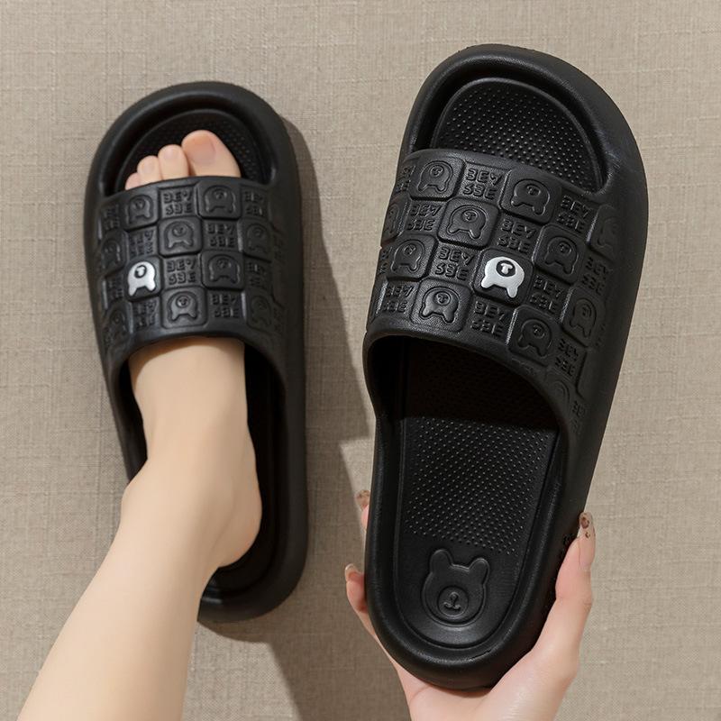 Тапочки с изображением очаровательного медведя из мультфильма: Толстая подошва, противоскользящая. Идеально подходит для ванной комнаты, дома, пляжа — для использования в помещении и на открытом воздухе