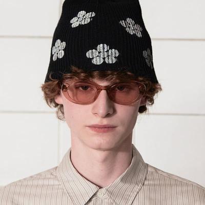 ШАПКА БИНИ ИЗ НЕОБРАБОТАННОЙ ПРЯЖИ С ЦВЕТОЧНЫМ УЗОРОМ / ЧЕРНАЯ