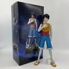 Сцена из One Piece: Фигурка-украшение Санджи из Скайпии с раненым Зоро и перевязанным Луффи.