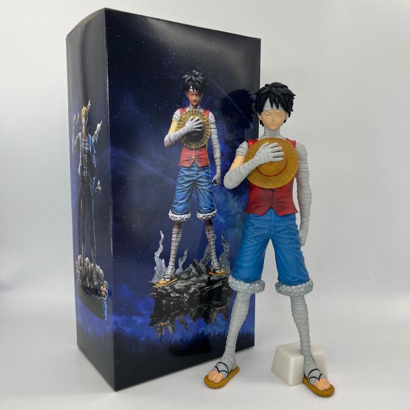 Сцена из One Piece: Фигурка-украшение Санджи из Скайпии с раненым Зоро и перевязанным Луффи.