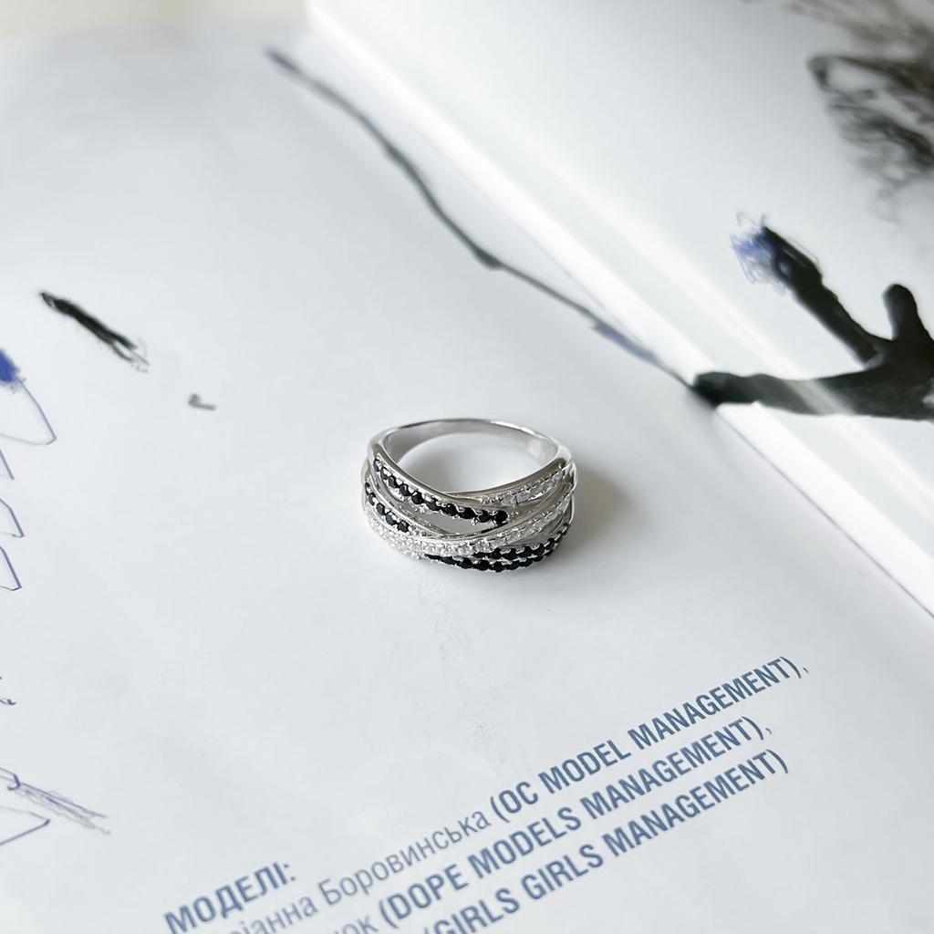Серебряное кольцо с фианитами, вес изделия 6,39 гр (2152613)