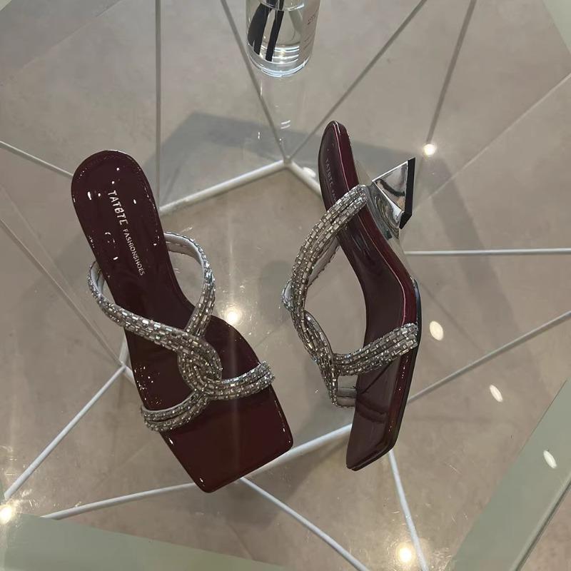 Новый стиль Роскошные сандалии Тонкие каблуки Сандалии Летние Перекрученные с бриллиантами Квадратный носок Высокие каблуки Носятся снаружи Zapatos Mujer