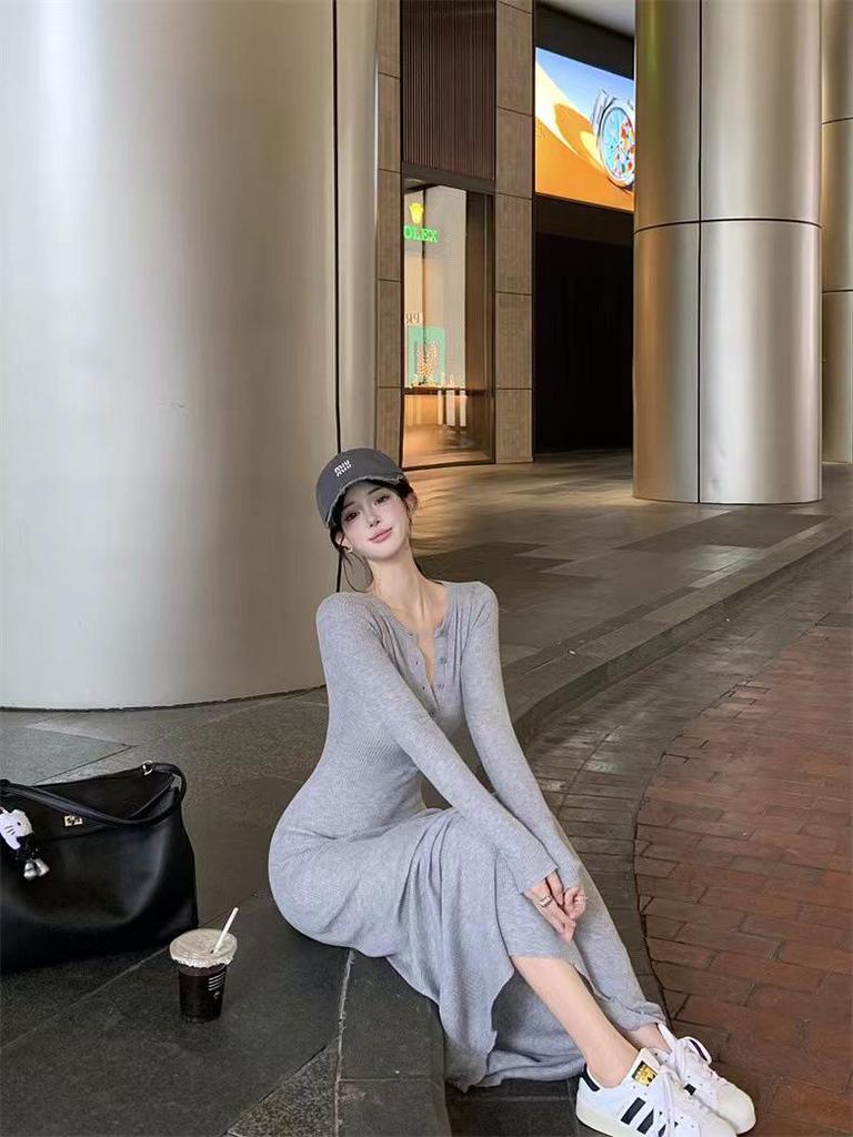 Французское платье с V-образным вырезом, облегающего кроя, вязаное, с длинным рукавом для женщин - Ранняя осень 2024, с акцентом на талии и облегающее бедра