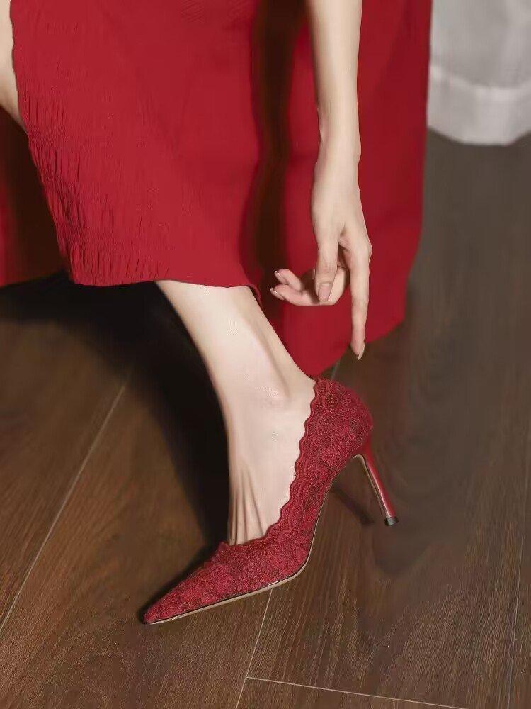 Белые туфли на высоком каблуке свадебная обувь весенние с острым носком тонкий каблук вышитое кружево Свадебное платье Xiuhe свадебная обувь