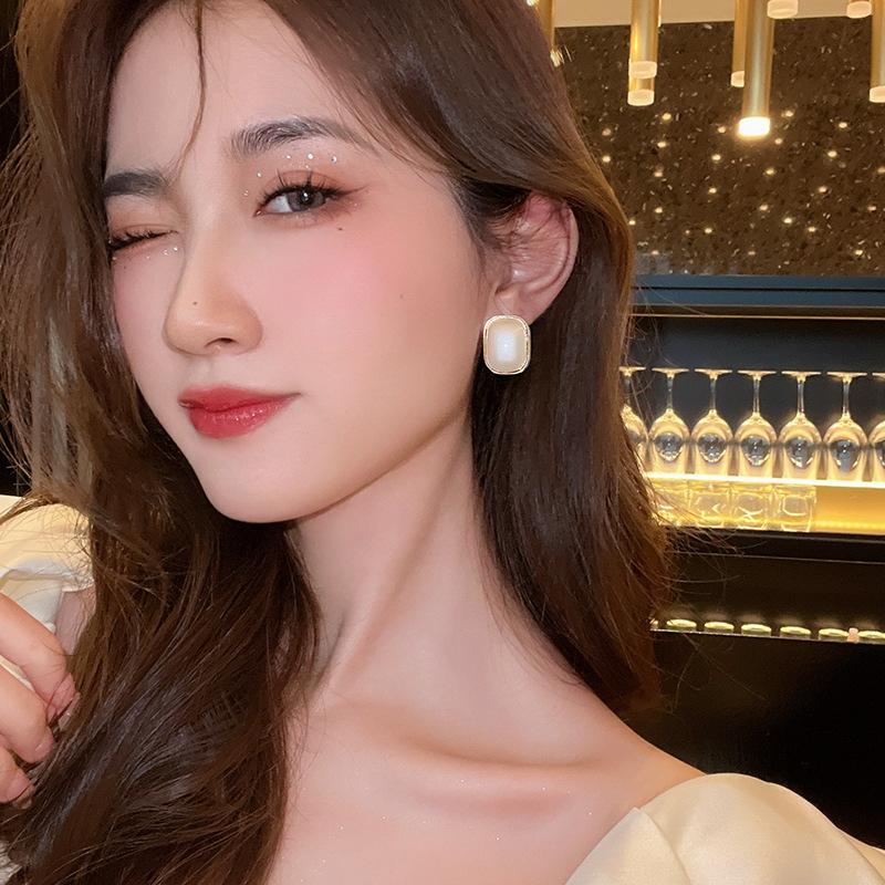 Ретро-чувство, передовой дизайн, квадратный темперамент, простые серьги-гвоздики Love, экологически чистые