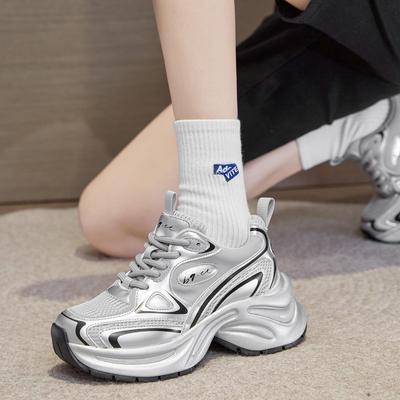 Весенне-летняя обувь Женские модные кроссовки Дышащая сетчатая обувь Увеличение высоты 7 см Брендовые женские кроссовки