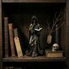 Настольная полимерная скульптура с персонажем в капюшоне, раскрытой книгой заклинаний и отделкой под бронзу для размещения на полке
