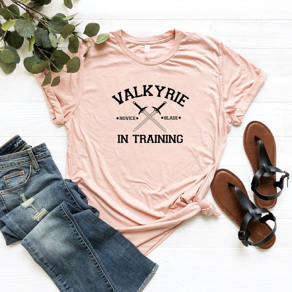 Футболка Valkyrie In Training Футболка Sarah J Maas Night Court Bookish Gift Женские футболки Летние футболки с графическим принтом
