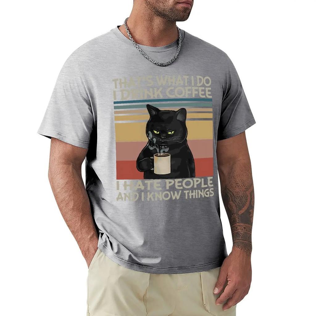 Вот что я делаю Я пью кофе Ненавижу людей И я знаю вещи Кот Винтажная футболка Футболки Футболки для мужчин