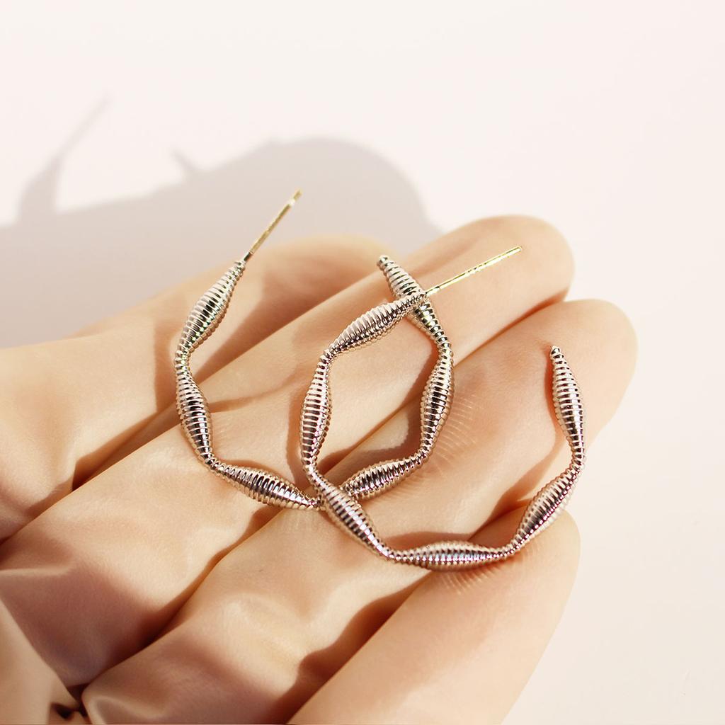 Креативные металлические минималистичные серьги в форме буквы С, дизайн пружинных винтовых сережек, серебряные игольчатые украшения