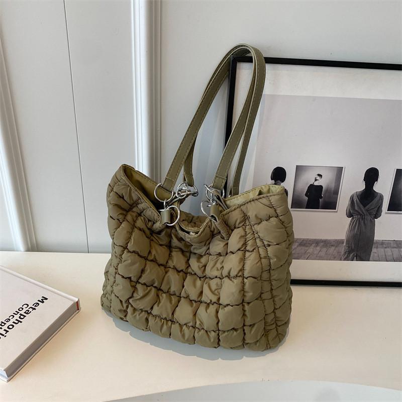 Large Capacity Quilted Nylon Tote Bag Soft Magnetic Closure Casual Street Style