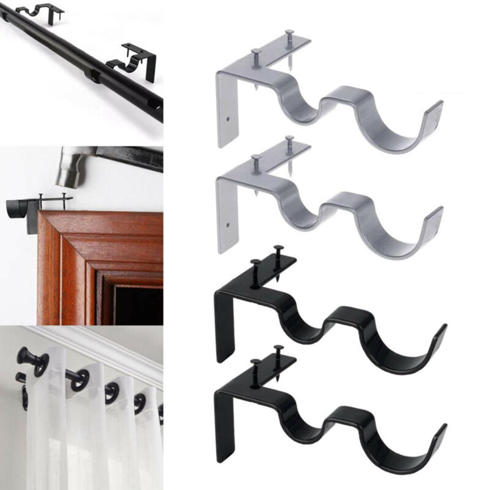 Повесьте кронштейн для карниза с двойной центральной опорой в оконную раму справа