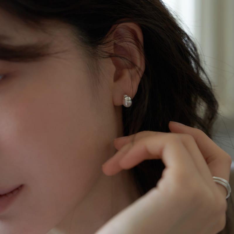 Dawn of Me New. Shell Pearl Earring