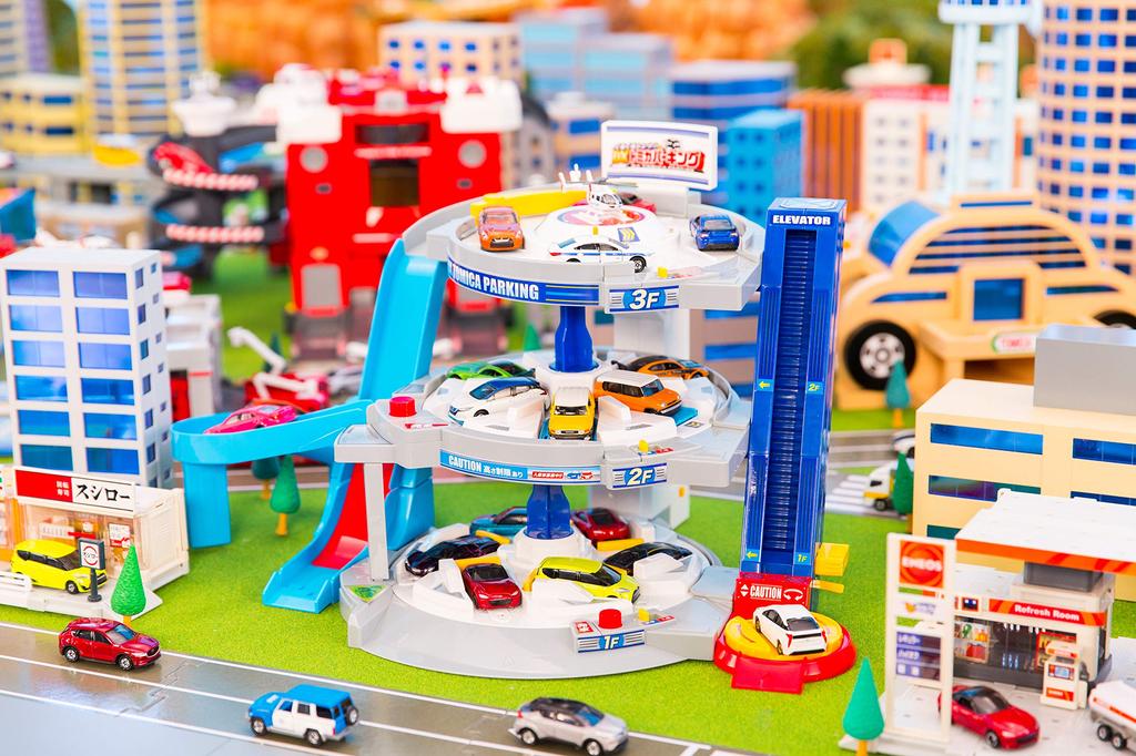 Tomica Guru Guru DX Tomica Parking Unisex Shoot!!