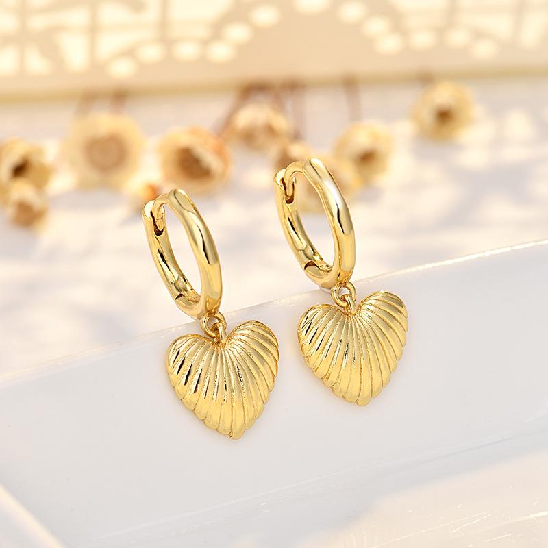 Легкие роскошные серьги-пряжки в форме сердца из золота с узором из ракушек для женщин