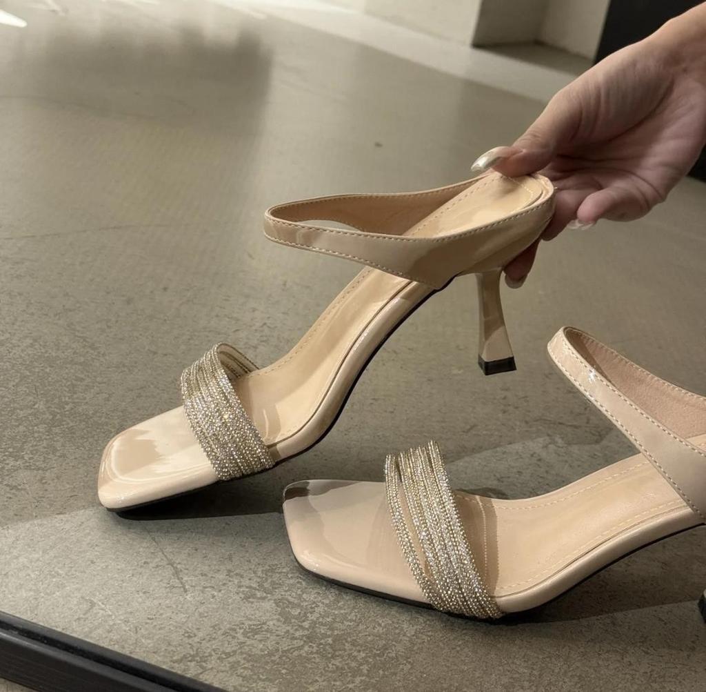 Французские крутые шлепанцы с квадратным носком и стразами, женская уличная обувь, лето 2025, новые универсальные босоножки на шпильке с ремешком