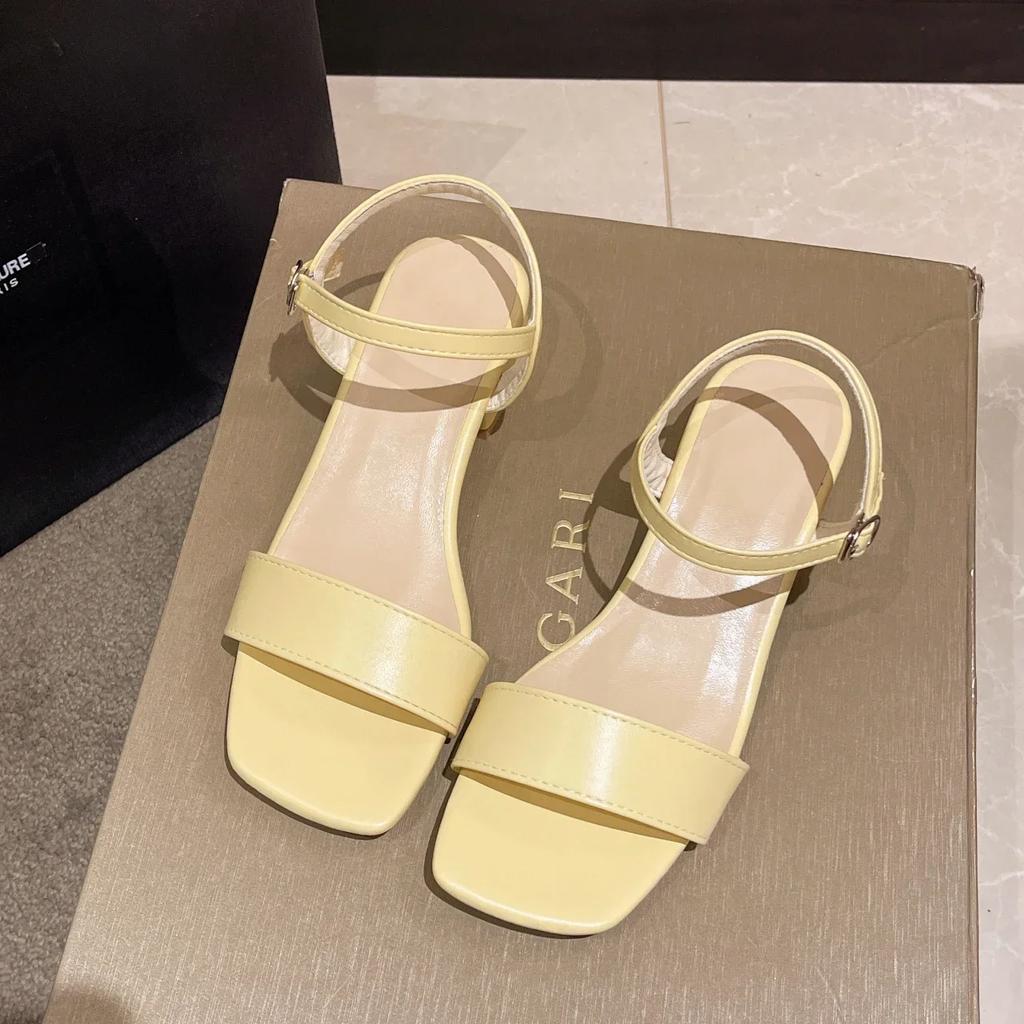 Босоножки на толстом каблуке для женщин 2025 новая цельная модель с ремешком на пряжке, большая обувь, босоножки на среднем каблуке, трендовые