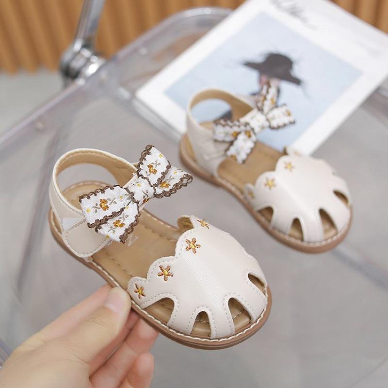 Girls' sandals, princess-style closed-toe shoes, new summer collection, featuring hollowed-out designs, Chinese-style embroidery, soft soles, and a