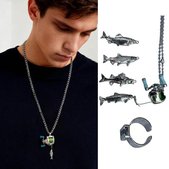 Миниатюрный кулон в виде рыболовной катушки с вращающейся ручкой и съемным направляющим для лески. Многофункциональный рыболовный аксессуар. Брелок для ключей или рюкзака.