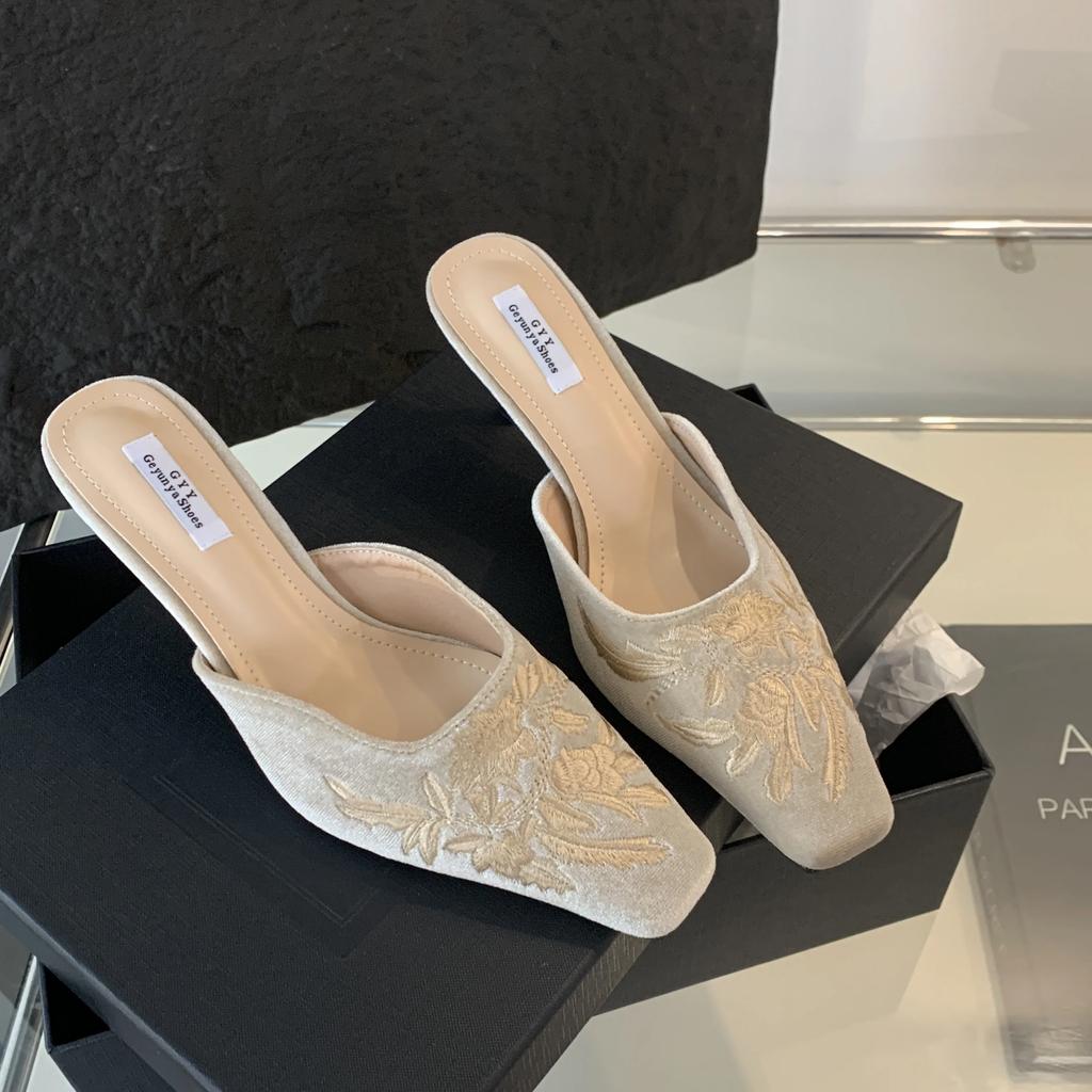 Осенние модные женские тапочки с квадратным носком и вышитым цветком, замшевые тапочки на высоком каблуке, подиумная домашняя домашняя обувь