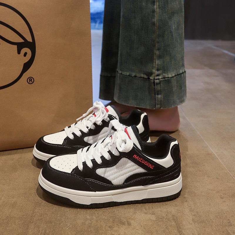 Универсальные простые кеды женские 2025 лето новые маленькие белые туфли женские дышащие модные нишевые на толстой подошве повседневные женские туфли