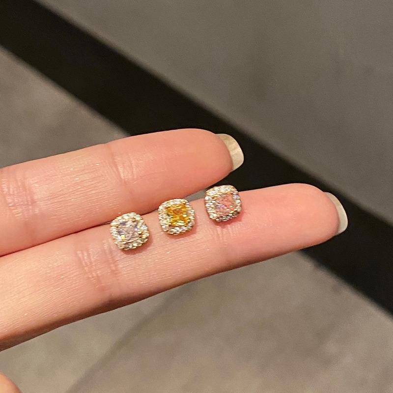 2025 New Fashion Bright Stud Earrings For Women Fashion Jewelry High Quality Wedding Engagement Earrings Girls Gifts