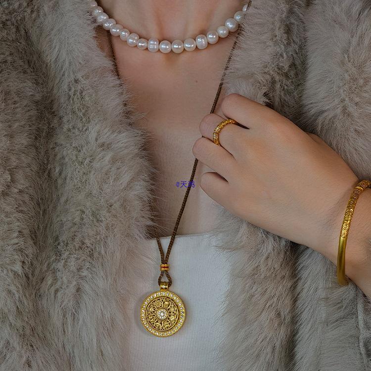 Женское ожерелье-компас «Восемь сокровищ» из состаренного золота 2025 года с плетёной верёвочной цепочкой