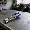 Плоскогубцы для снятия поршня тормозного суппорта для мотоцикла с регулируемым винтовым зажимным механизмом и металлической конструкцией