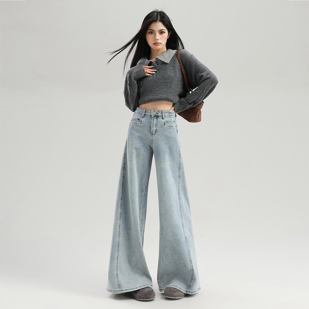 Light-colored wide-leg jeans are popular for women's new models. This year, loose and big-speaker pants without sticking to the legs are popular.