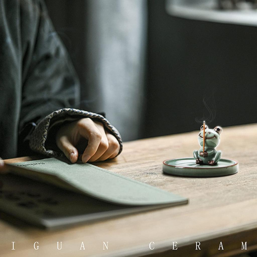 Veenkeny Stylish Ceramic Frog Incense Burner, Cute Frog Design, Perfect for Incense Sticks, Buddhist Altar Incense Burner, Incense Ceremony, Tea