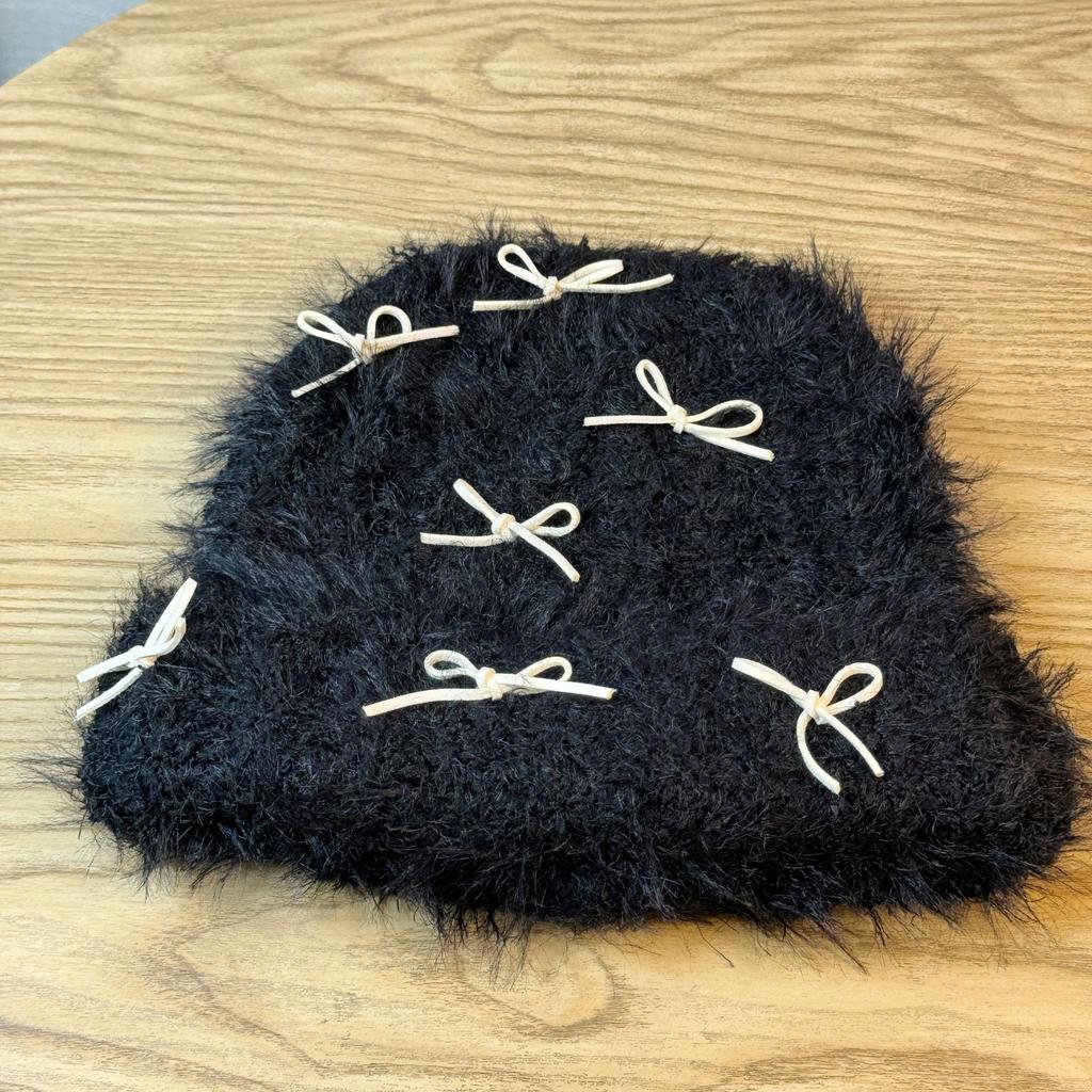 Милая и симпатичная шерстяная шапка с бантом для женщин на осень и зиму. Новое лицо, демонстрирующее маленькую вязаную ветрозащитную шапку-балаклаву.