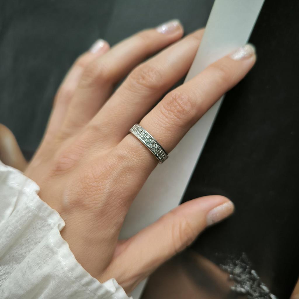 Серебряное кольцо с фианитами, вес изделия 3,08 гр (2208693)