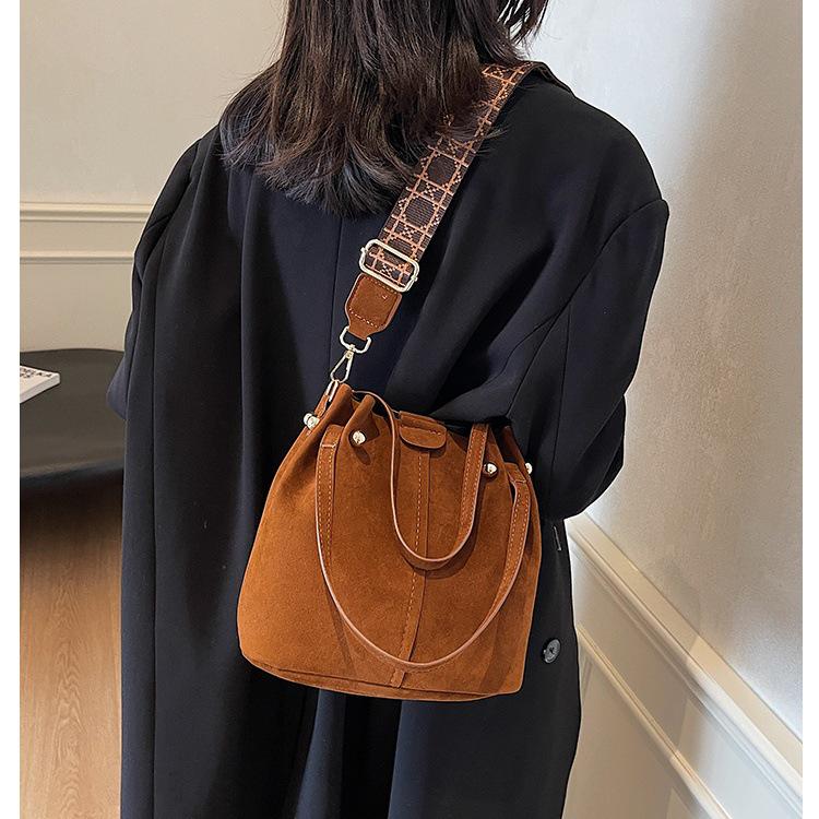 Корейская универсальная сумка-ведро класса люкс, издание весна/лето 2024: Женская сумка через плечо с широким ремнем
