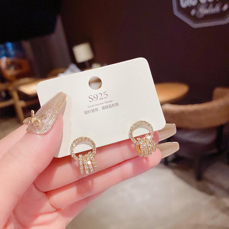 Новые полые серьги с несколькими круглыми бриллиантами, простые модные серьги в стиле ретро, серьги класса люкс для знаменитостей в стиле холодного ветра.