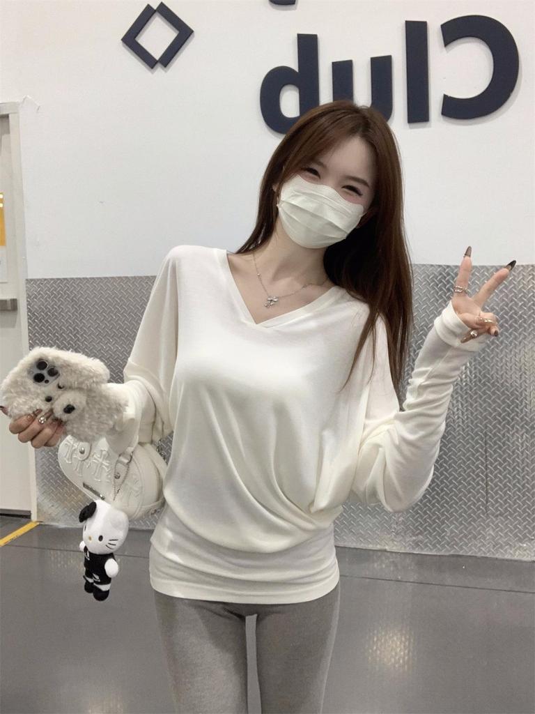 Korean V-Neck White Long Sleeve T-Shirt for Women – Autumn/Winter Relaxed Fit Base Layer with Cinched Waist