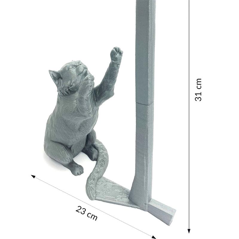 Кошка разместила рождественские украшения маленькие подарки имитирующие животных имитирующие кошек бумажные трубки смоляные изготовители