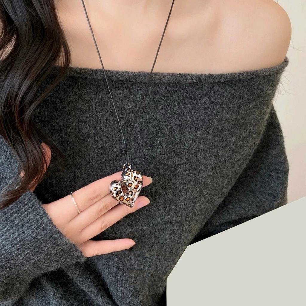 Stylish Long Leopard Pattern Necklace with Love Heart Pendant Jewelry Accessory for Women Men Silver Jewelry Use