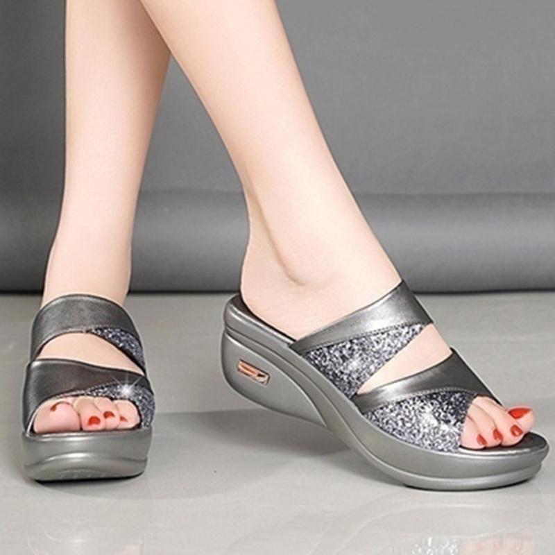 Женские повседневные легкие блестящие тапочки на платформе, удобные открытые шлепанцы на танкетке, пляжные сандалии