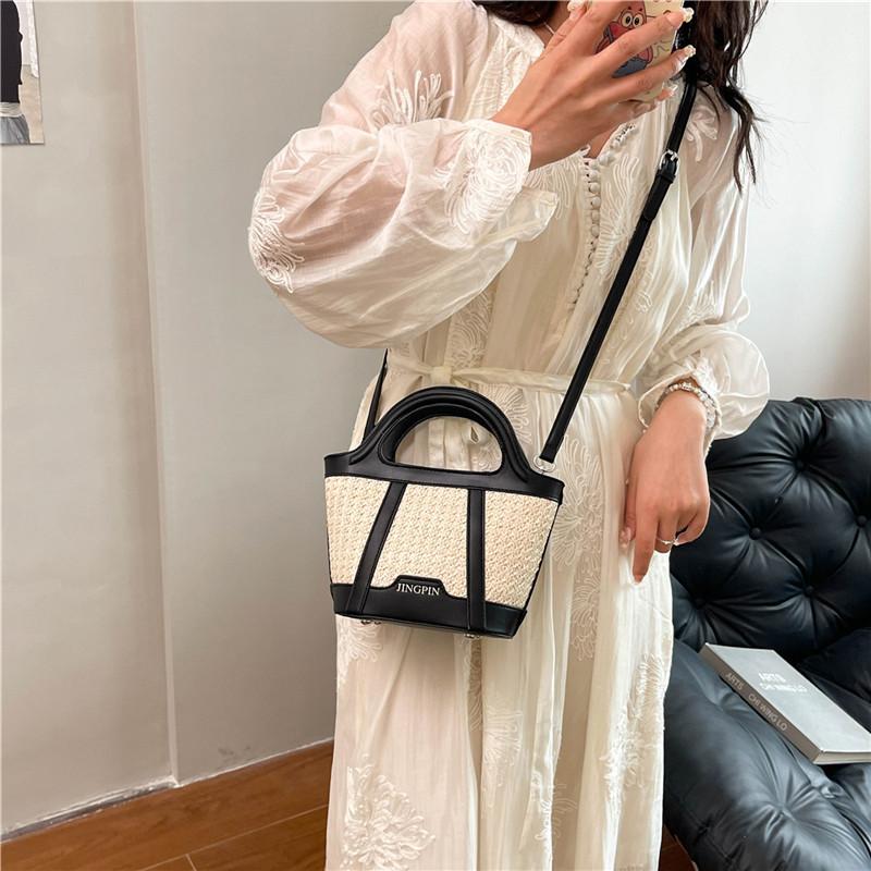 Повседневная модная портативная сумка-ведро, женская летняя новая соломенная сумка через плечо, текстурная комбинированная сумка-мессенджер