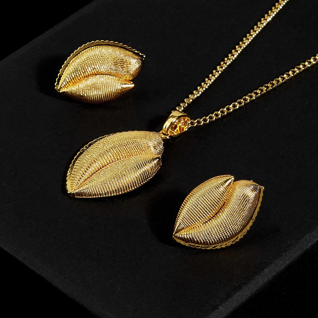 Комплект украшений CMM Golden Leaf, ожерелье, серьги-гвоздики, элегантный текстурированный дизайн, идеально подходящий для повседневной женской одежды для вечеринок