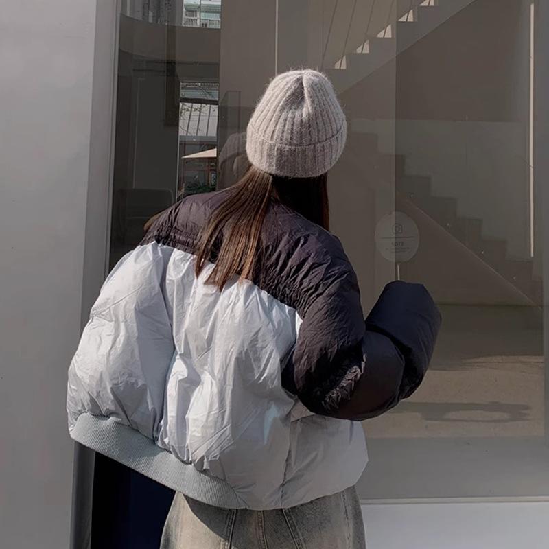 Короткая куртка с круглым вырезом на белом утином пуху для женщин 2024 года, зимняя мода, контрастный цвет, дизайн, чувство утолщенной хлебной одежды, прилив