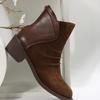 Модные женские ботильоны, винтажная женская обувь, зимние короткие сапоги из коровьей замши, молнии сзади, туфли на низком каблуке, коричневые плиссированные ботинки 2024