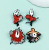 Красная эмалевая брошь Hollow Knight - Значок с символикой игры для рюкзака или аксессуар для одежды.