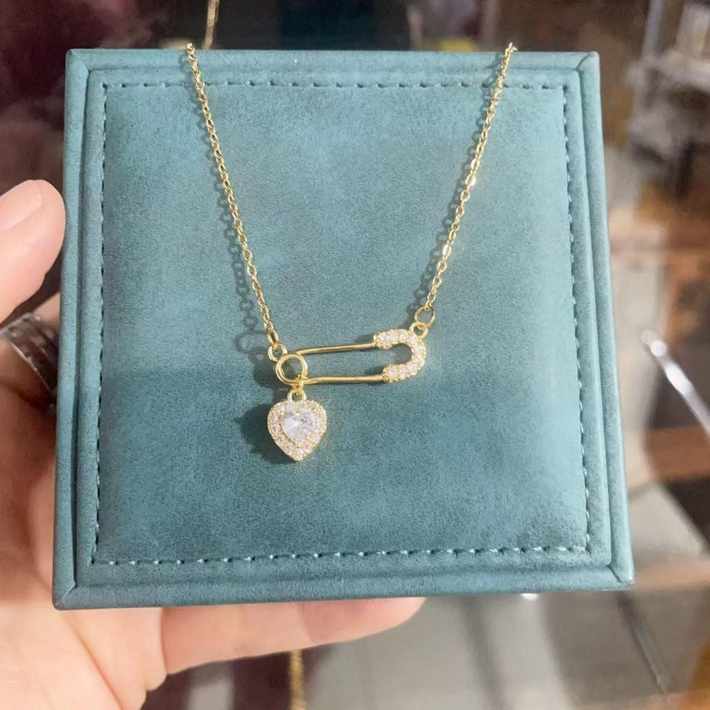 Женское ожерелье с подвеской в виде сердца и булавки из циркона - Роскошная цепочка из титановой стали