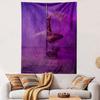 Перевернутая поза pole dance с фиолетовым освещением и эффектами порошка. Узорный гобелен для декора спальни и гостиной