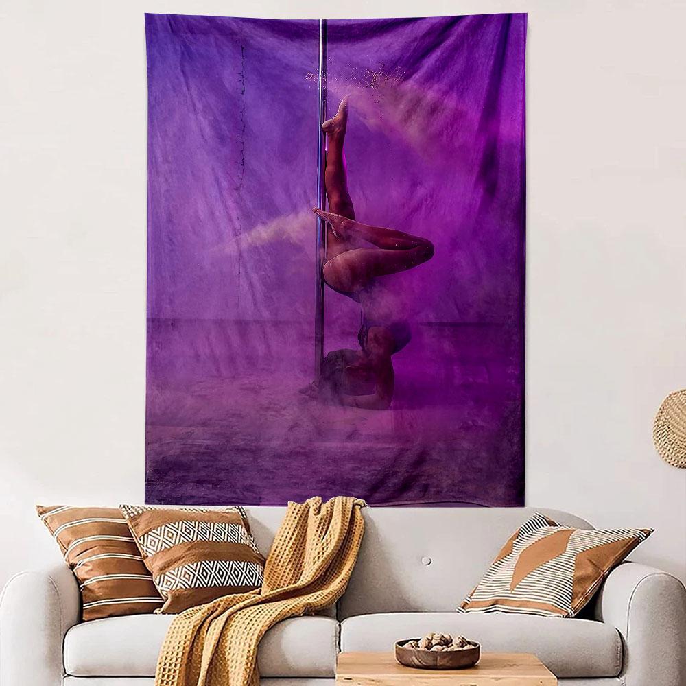 Перевернутая поза pole dance с фиолетовым освещением и эффектами порошка. Узорный гобелен для декора спальни и гостиной