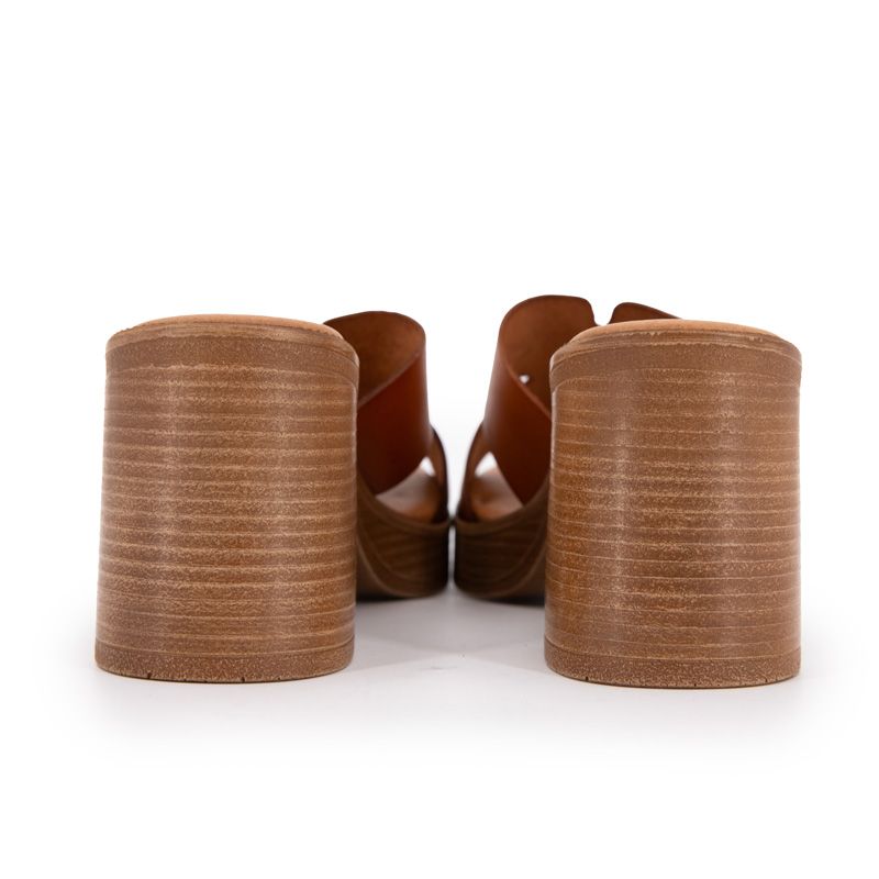 Женские кожаные мюли на каблуке коричневого цвета CARLA TORTOSA