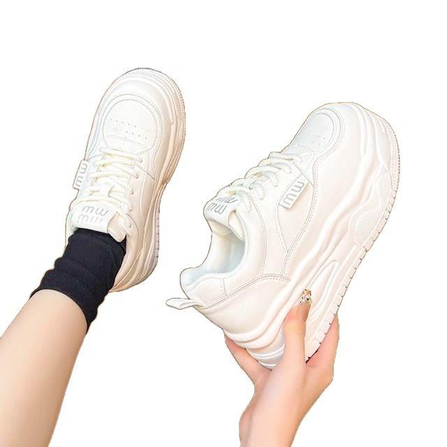 Кожаная поверхность показывает высокие белые туфли женские весна 2025 новые популярные универсальные повседневные легкие спортивные туфли на толстой подошве