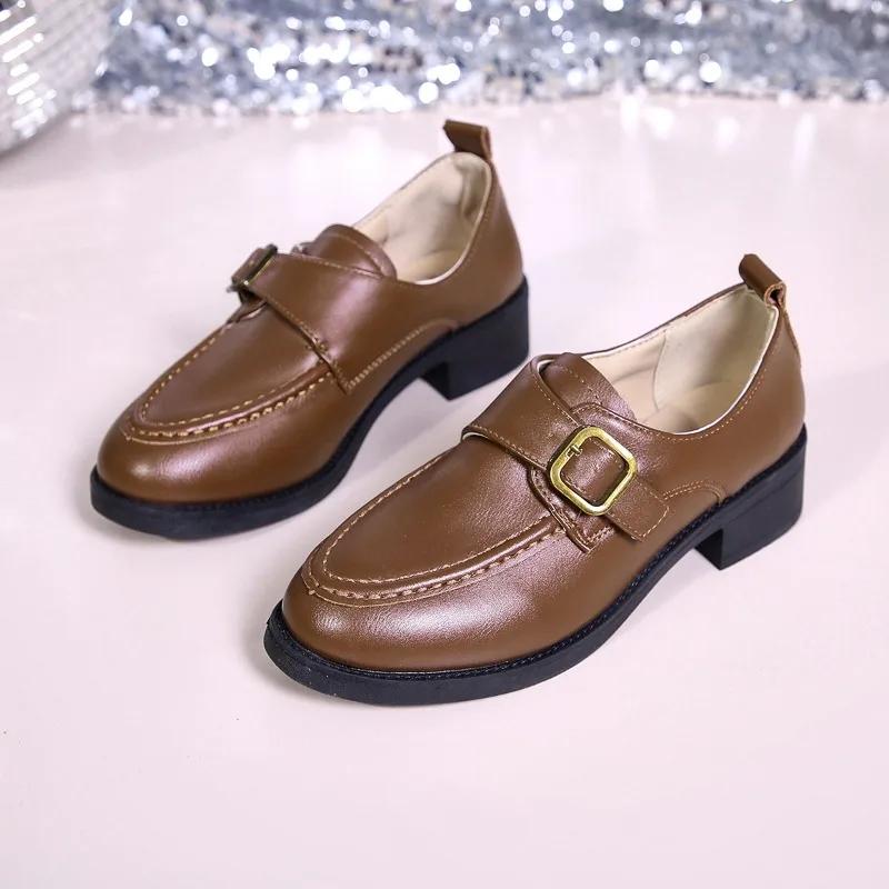 Модная женская обувь на толстом каблуке, осенняя новинка, с круглым носком, глубоким вырезом, металлической пряжкой, толстой подошвой, нескользящая, износостойкая, низкая