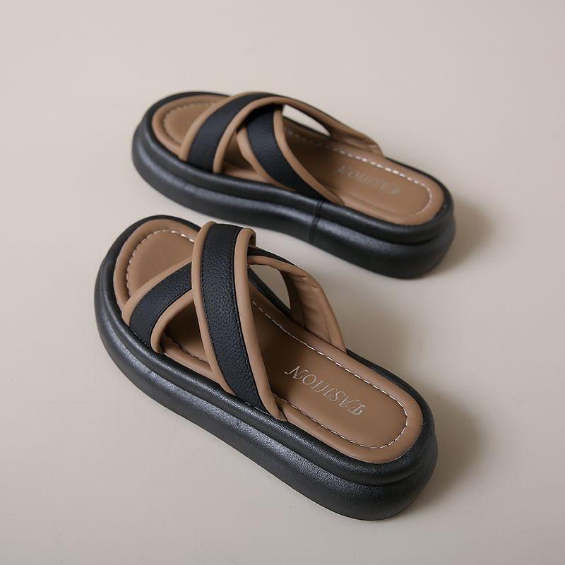 Мягкие кожаные тапочки женские 2025 новый летний интернет-знаменитости толстая подошва дышащие нескользящие мягкая подошва женские шлепанцы